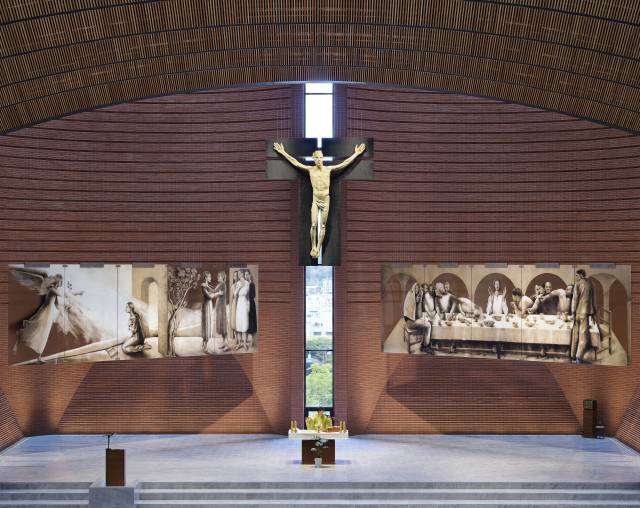남양성모성지 대성당 내부. ‘20세기 미켈란젤로’ 줄리아노 반지가 제작한 십자가와 성화. 고통 받는 예수가 아닌 눈을 뜨고 만민을 바라보는 생기 있는 예수상이 특징적이다. 김용관 작가