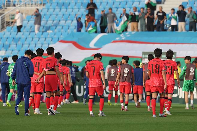 한국이 13일 우즈벡에 패한 뒤 그라운드를 빠져나가고 있다. 대한축구협회 제공