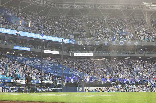 ▲ 2025 포스트시즌 삼성 라이온즈를 응원 중인 팬들 ⓒ삼성 라이온즈
