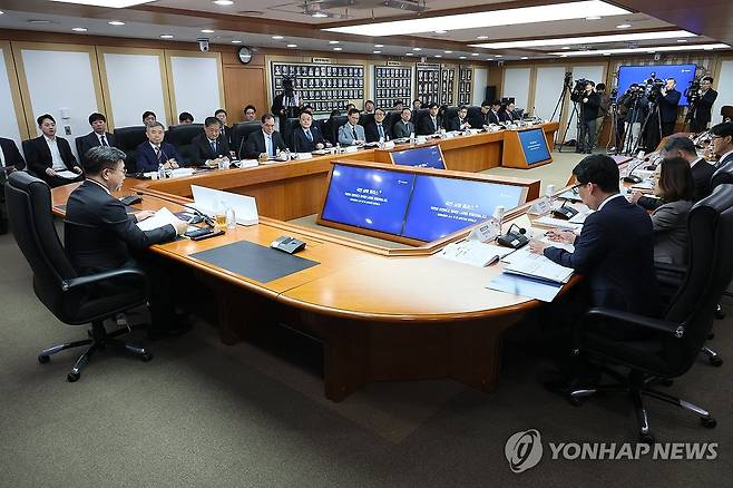 행정안전부 산하기관 업무보고 (서울=연합뉴스) 이정훈 기자 = 윤호중 행정안전부 장관이 14일 서울 종로구 정부서울청사에서 열린 산하기관 업무보고(대한지방행정공제회, 한국지방재정공제회, 지방공기업평가원, 한국지방세연구원)에서 모두발언하고 있다. 2026.1.14 uwg806@yna.co.kr