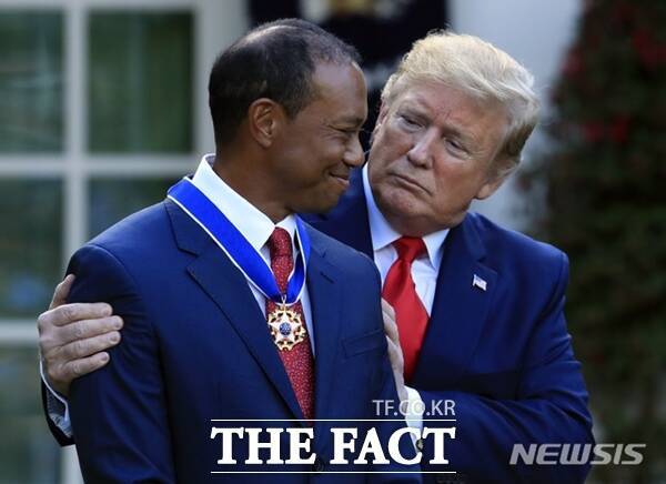 타이거 우즈(왼쪽)가 2019년 5월 백악관에서 트럼프 대통령으로 부터 자유의 메달을 받고 있는 모습. 자유의 메달은 미국의 안보나 세계평화, 문화 증진 등 뚜렷한 업적을 남긴 인물에게 주어지는 훈장이다./AP.뉴시스