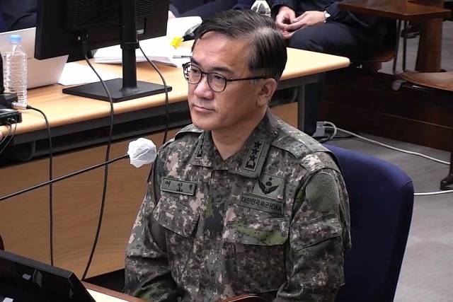 국방부가 여인형 전 국군방첩사령관에 대한 징계 절차에서 그의 행위가 '일반이적'에 해당한다고 인정한 사실이 확인됐다. 여 전 사령관이 지난해 11월 서울 서초구 서울중앙지법에서 열린 윤석열 전 대통령의 내란 우두머리 혐의 사건 속행 공판에 증인으로 출석해 발언하고 있다. /서울중앙지법