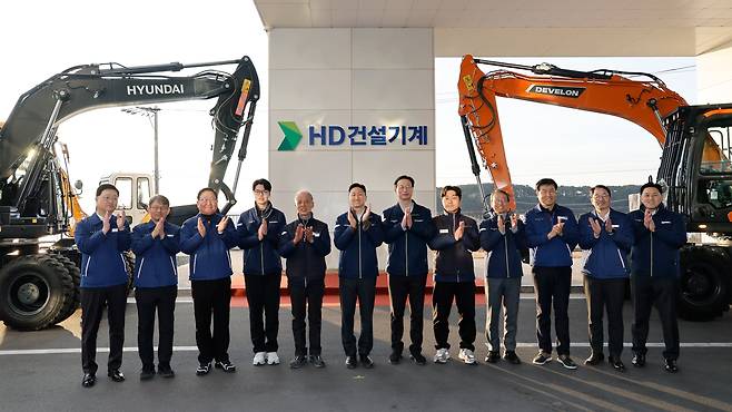 정기선 HD현대 회장이 지난 1일 울산 캠퍼스에서 열린 HD건설기계 현판 제막식에서 문재영 HD건설기계 사장 등 주요 경영진과 함께 기념 촬영하고 있다. /HD현대 제공