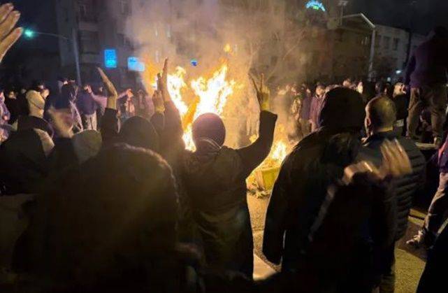 지난 9일 이란 수도 테헤란에서 시민들이 격렬하게 반정부 시위을 벌이고 있다. ⓒ AP/연합뉴스