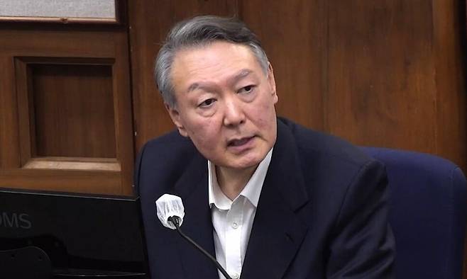 윤석열 전 대통령이 2025년 12월29일 서울 서초구 서울중앙지법에서 열린 내란 우두머리 혐의 속행 공판에 출석해 발언하고 있다. 서울중앙지법 제공