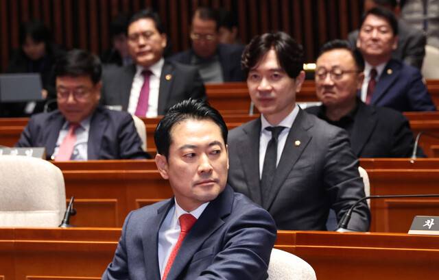 장동혁 국민의힘 대표가 15일 국회에서 열린 의원총회에서 송언석 원내대표의 발언을 듣고 있다. 윤운식 선임기자 yws@hani.co.kr