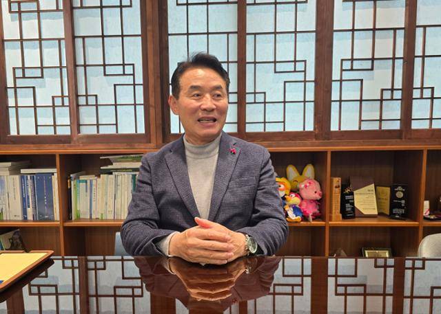 백영현 포천시장이 지난 12일 한국일보와 인터뷰에서 질문에 대답하고 있다. 임명수 기자
