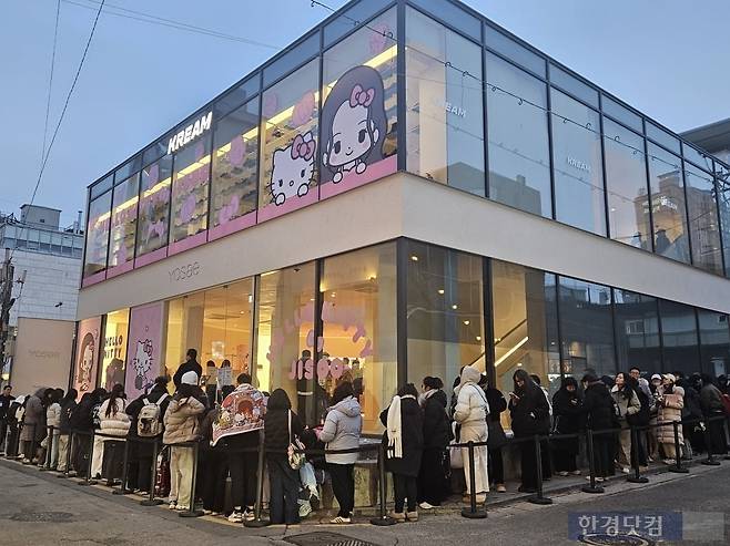 지난 14일 오후 5시 30분경 서울 강남구 신사동 크림 도산 플래그십 스토어 앞에 '헬로키티X지수' 팝업을 방문하기 위한 대기줄이 만들어졌다. /사진=박수빈 기자