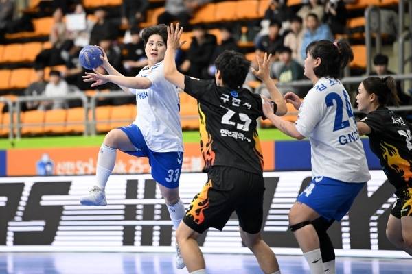 사진 경남개발공사 이연송이 슈팅을 시도하고 있다