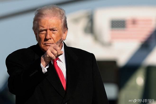 도널드 트럼프 미국 대통령이 13일(현지시간) 워싱턴DC 백악관에서 미시간주 디트로이트로 이동하기 위해 미 대통령 전용헬기 '마린원'으로 향하면서 제스처를 취하고 있다./로이터=뉴스1