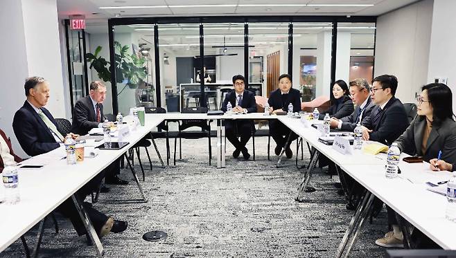 여한구 산업통상부 통상교섭본부장이 13일(현지시간) 미국 워싱턴 DC 정보기술혁신재단 회의실에서 롭 앳킨슨 정보기술혁신재단 회장과 면담하는 모습. 연합뉴스