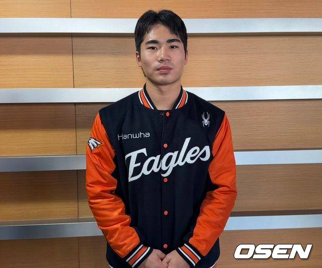 14일 오후 대전컨벤션센터에서 2026 KBO 신인 오리엔테이션이 열렸다. 한화 이글스 1라운드 전체 3순위 신인 외야수 오재원이 인터뷰 후 포즈를 취하고 있다. 대전, 조은혜 기자