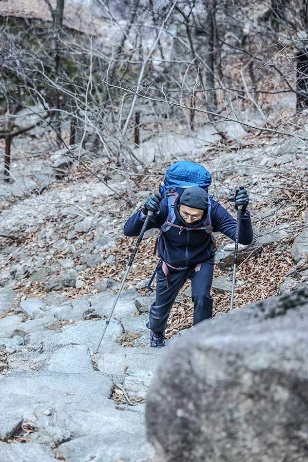 설악산을 오르는 김문석 셰프. 김 셰프의 배낭에도 식자재가 한 가득 담겼다.