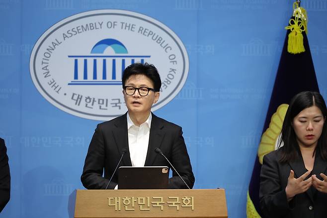 한동훈 전 국민의힘 대표가 14일 국회 소통관에서 당 윤리위원회가 본인을 제명 결정한 것과 관련해 입장을 밝히고 있다. ⓒ연합뉴스
