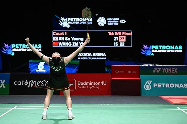 ▲ Ahn Se-young, who showed off the majesty of the world's No. 1 ranking and broke the opponent's will to chase, is now rewriting badminton history with her 27th consecutive win. Ahn Se-young, who has set the goal of winning the entire season, will soon begin her second consecutive week at the top. ⓒYonhap News/AP