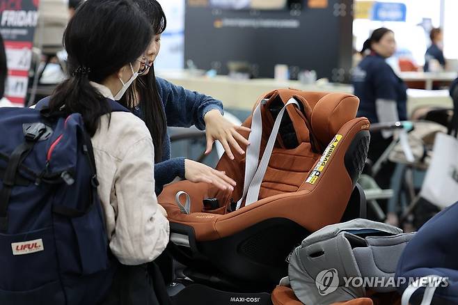 육아용품 살펴보는 참관객들 (서울=연합뉴스) 류효림 기자 = 6일 서울 강남구 삼성동 코엑스에서 열린 코베 베이비페어에서 참관객들이 전시장을 둘러보고 있다. 2025.11.6 ryousanta@yna.co.kr