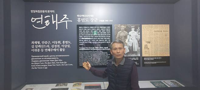 '연해주 이주와 항일운동' 설명하는 김병학 관장 (광주=연합뉴스) 이세영 기자 = 월곡고려인문화관에 전시된 '연해주 이주와 항일운동'에 관해 김병학 관장이 설명하고 있다. 2026. 1. 12. seva@yna.co.kr