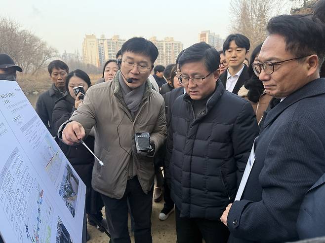 ▲ 김성환 기후에너지환경부 장관과 박선원(부평구을) 국회의원이 인천 부평구 굴포천 상류를 방문해 악취 문제와 수질 개선 방안에 대한 설명을 듣고 있다.