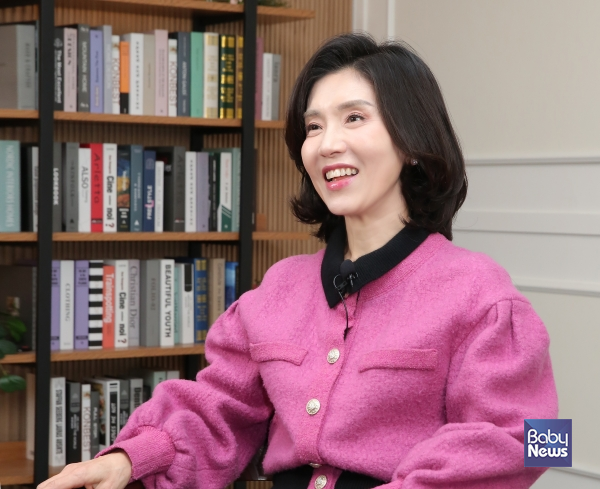 베이비뉴스 소장섭 편집국장이 진행하는 데스크가 만난 사람 인터뷰에 응하고 있는 박진재 푸르니보육지원재단 대표. 이효상 기자 ⓒ베이비뉴스