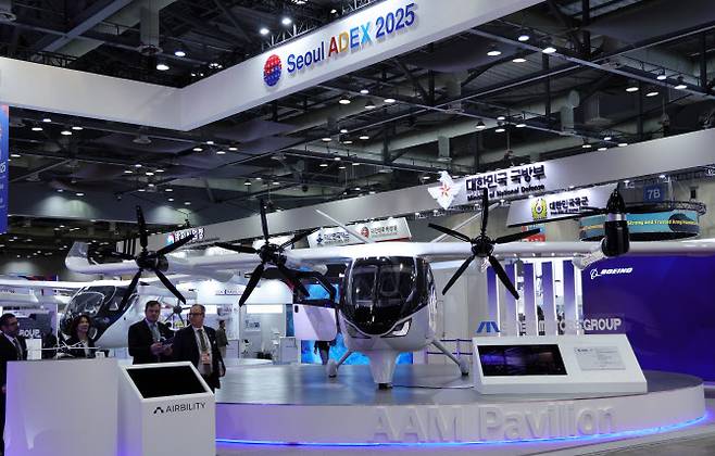 지난 해 10월 20일 경기도 고양시 킨텍스에서 열린 서울 국제 항공우주 및 방위산업 전시회(ADEX) 개막식에서 참관인들이 첨단 무기들을 둘러보고 있다. (사진=연합뉴스)