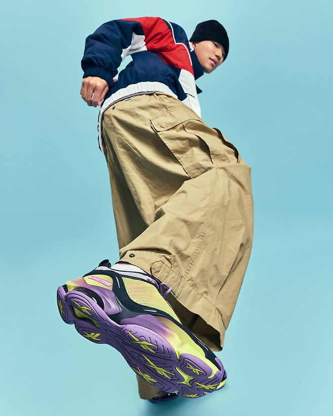 리복(Reebok)은 2026년 봄여름(SS26) 시즌을 맞아 올해의 패션 트렌드로 떠오른 '컬러 블로킹'(Color Blocking)을 반영한 간절기 아우터 신제품을 16일 공개했다.(리복제공)