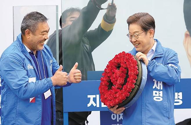 배우 이원종씨가 작년 5월 경기 고양시에서 진행된 이재명 더불어민주당 대선 후보 유세에서 지원 유세를 하고 있다./연합뉴스