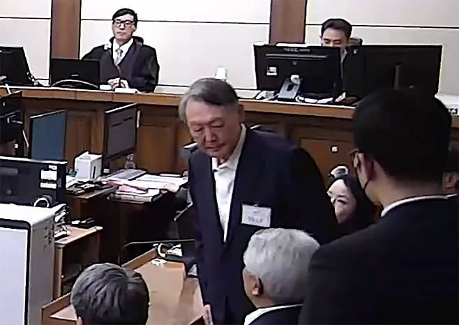 윤석열 전 대통령이 16일 오후 서울 서초구 중앙지방법원에서 체포 방해와 국무위원 심의권 침해 등 혐의 1심 징역 5년을 선고받은 뒤 퇴장하고 있다./중앙지법