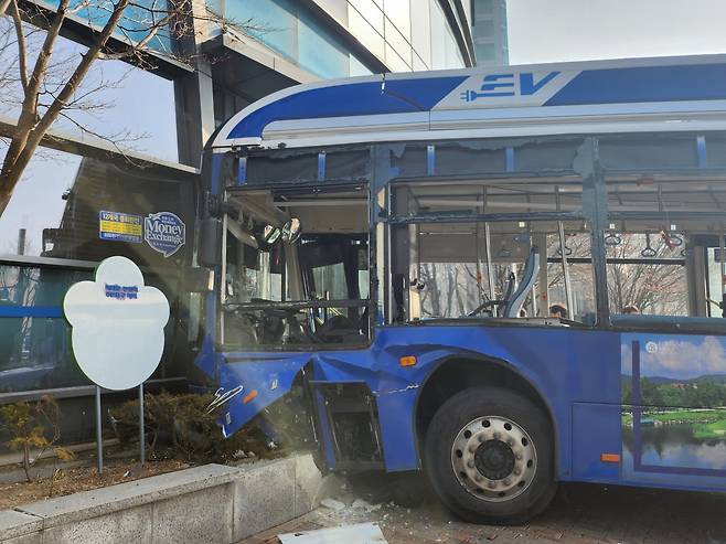 16일 서울 서대문역 인근에서 시내버스가 건물로 돌진하는 사고가 발생했다. 뉴스1