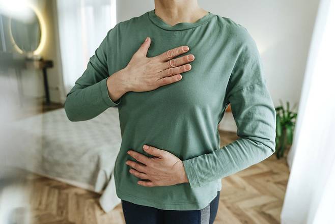 영국의 유명 의사가 만성 통증을 완화할 수 있는 호흡법을 소개했다. /사진=클립아트코리아