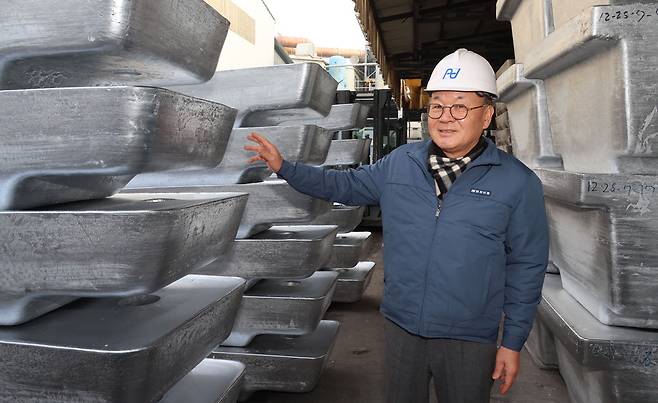 송동춘 풍전비철 회장이 인천 서구에 있는 풍전비철 본사에서 알루미늄 합금 잉곳(갈바륨)에 대해 설명하고 있다. 이승환 기자