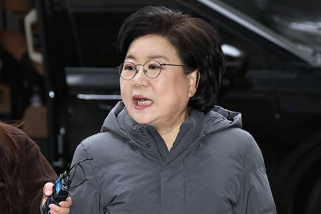 이혜훈 기획예산처 장관 후보자가 16일 서울 중구 예금보험공사에 마련된 인사청문회 준비 사무실로 출근하며 취재진 질문에 답하고 있다. 연합뉴스