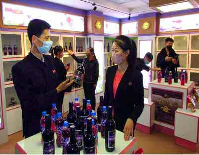 '백두산 들쭉술'로 유명한 북한 삼지연들쭉음료공장의 풍경. 노동신문·뉴스1