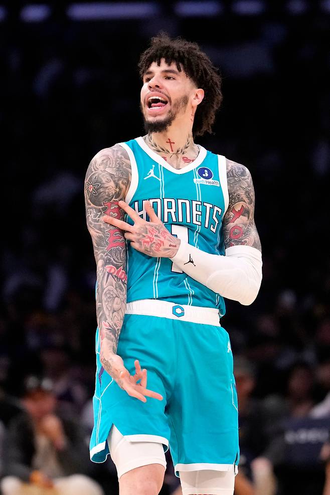 라멜로 볼이 16일 미국 캘리포니아주 로스앤젤레스의 크립토닷컴 아레나에서 열린 LA 레이커스와 2025~2026 미국프로농구 정규리그 원정경기에서 득점을 올린 뒤 세리머니를 하고 있다. 로스앤젤레스 | AP연합뉴스