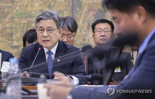 세계유산의 보존 시행령 관련 설명하는 허민 국가유산청장 (서울=연합뉴스) 황광모 기자 = 허민 국가유산청장이 19일 국회에서 열린 문화체육관광위원회 전체 회의에 출석해 세계유산의 보존ㆍ관리 및 활용에 관한 특별법 시행령에 대한 설명을 하고 있다. 2025.12.19 hkmpooh@yna.co.kr