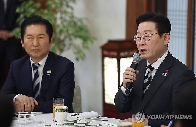 이재명 대통령, 정당 지도부 초청 오찬 발언 (서울=연합뉴스) 김도훈 기자 = 이재명 대통령이 16일 청와대 상춘재에서 열린 정당 지도부 초청 오찬에서 발언하고 있다.
왼쪽은 더불어민주당 정청래 대표. 2026.1.16 superdoo82@yna.co.kr