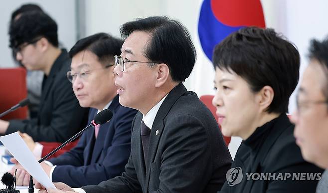 기자간담회하는 국민의힘 송언석 원내대표 (서울=연합뉴스) 신현우 기자 = 국민의힘 송언석 원내대표가 16일 국회에서 기자간담회를 하며 통일교 특검 등 현안에 관해 발언하고 있다. 2026.1.16 nowwego@yna.co.kr