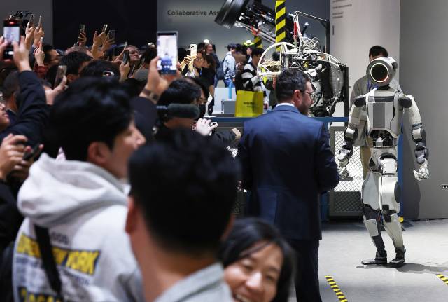 현대차그룹이 CES 2026에서 공개한 전동식 휴머노이드 로봇 아틀라스. 인공지능 기반 제어 시스템을 탑재해 인간처럼 자연스럽게 움직인다. 2028년부터 현대차 공장에 본격 투입될 예정이다. 연합뉴스