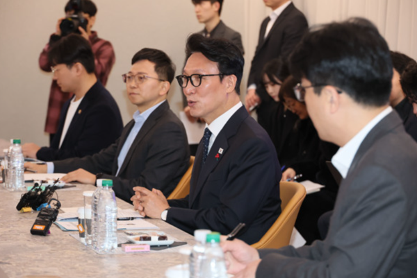 김민석 국무총리가 15일 경기도 성남시 분당구 넥슨을 방문, 경영진과 간담회를 하고 있다./사진=연합뉴스 제공