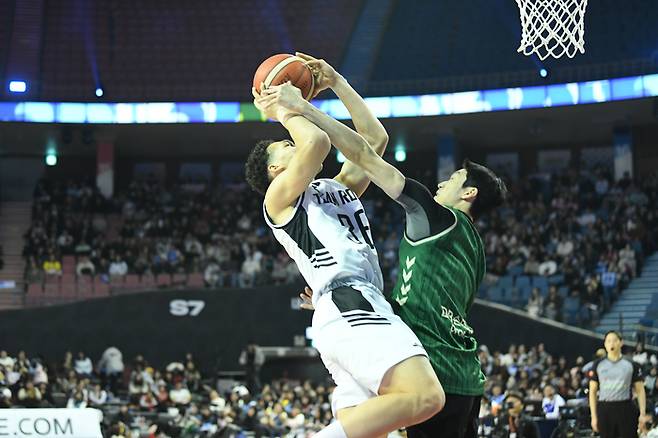 에디 다니엘(왼쪽)과 정호영이 17일 서울 잠실실내체육관에서 열린 2025~2026 LG전자 프로농구 올스타전 전야제 1v1 콘테스트 예선에서 서로를 상대하고 있다. 사진 | KBL