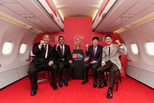 16일 FIFA 월드컵 2026™의 우승국에게 수여되는 오리지널 FIFA 월드컵™ 트로피가 코카-콜라 특별 전세기를 타고 드디어 한국에 도착했다. (차두리 화성FC 감독(왼쪽부터), FIFA 레전드 지우베르투 시우바, 차범근 전 감독, 이영표 축구 해설위원). /사진=코카-콜라