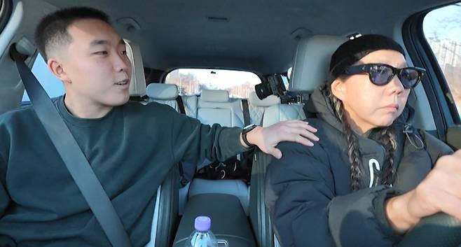MBC ‘전지적 참견 시점’ 381회에서는 국내 유일 FIA 포뮬러3(F3) 진출 레이서 신우현의 반전 일상이 공개된다. 서킷에서는 시속 수백 킬로미터를 넘나드는 프로 레이서지만, 도로에서는 운전면허가 없는 신우현이 매니저인 어머니의 운전에 훈수를 두며 ‘잔소리 폭격기’로 변신하는 유쾌한 모자 케미가 웃음을 자아낸다. 이후 빗길 카트 주행 중 스핀 위기를 맞는 긴박한 상황에서도 냉정하게 차량을 제어하고 직접 정비까지 나서며, 끝내 베스트 타임 1위를 탈환하는 레이싱 집념으로 감탄을 이끈다. 서킷 밖 반전과 서킷 안 본업의 치열함을 모두 담은 신우현의 하루는 오늘(17일) 밤 11시 10분 방송에서 확인할 수 있다. 전지적 참견 시점, 신우현 무면허 (사진=전참시)