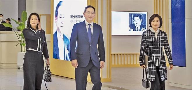 2023년 10월 고(故) 이건희 선대회장 추모 음악회에 참석한 이재용 삼성전자 회장(가운데), 홍라희 리움 명예관장(오른쪽)과 이서현 삼성복지재단 이사장. /삼성전자 제공