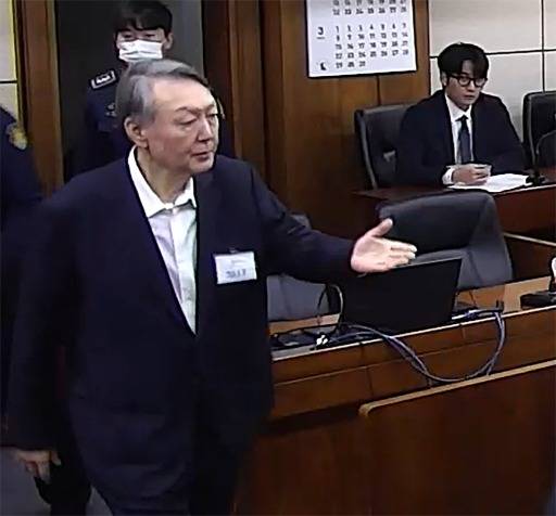 윤석열 전 대통령이 16일 오후 서울 서초구 중앙지방법원에서 체포 방해와 국무위원 심의권 침해 등 혐의 1심 선고 공판에 출석하고 있다. 윤 전 대통령은 이날 징역 5년을 선고받았다.(뉴스1)