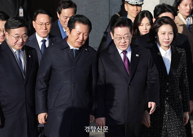 이재명 대통령과 김혜경 여사가 지난 1월 13일 경기 성남 서울공항에서 환송 나온 정청래 더불어민주당 대표 등과 공군 1호기로 향하고 있다. 김창길 기자