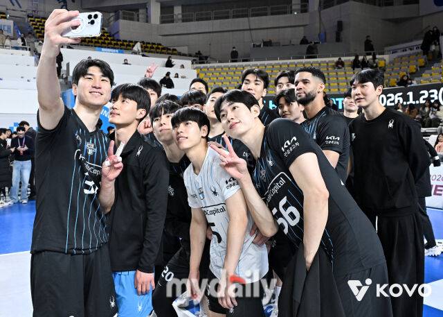 승리 기념 셀카 찍는 선수들. (사진 = KOVO)