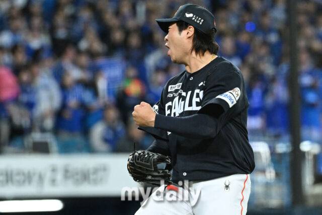 22일 대구 삼성라이온즈파크에서 열린 '2025 신한 SOL BANK KBO 포스트 시즌' 삼성 라이온즈와 한화 이글스 플레이오프(PO) 4차전 경기. 한화 김범수가 4회말 2사 2루에 삼성 박병호를 삼진으로 잡고 포효하고 있다./마이데일리