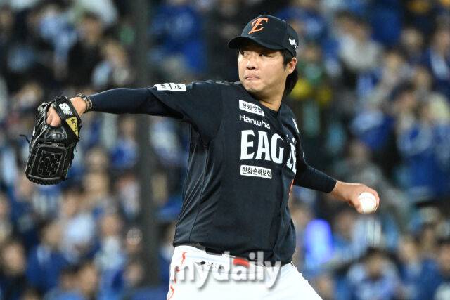 21일 대구 삼성라이온즈파크에서 열린 '2025 신한 SOL BANK KBO 포스트 시즌' 삼성 라이온즈와 한화 이글스 플레오이프(PO) 3차전 경기. 한화 김범수가 5회말 마운드에 올라 힘차게 투구하고 있다./마이데일리