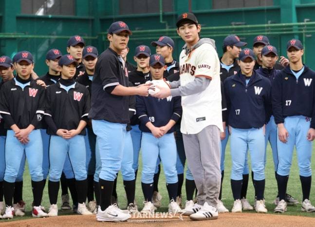 미국 메이저리그 프로야구(MLB) 샌프란시스코 자이언츠가 7일 경기도 이천 LG 챔피언스파크에서 휘문고 및 덕수고 선수 60여 명을 초청해 야구 클리닉을 열었다. 이정후가 휘문고 주장 유제민에게 유니폼을 전달하고 있다. 이날 행사에는 래리 베어 회장, 버스터 포지 사장, 토니 바이텔로 감독, 이정후, 윌리 아다메스, 황재균 등이 참석했다. /사진=김진경 대기자
