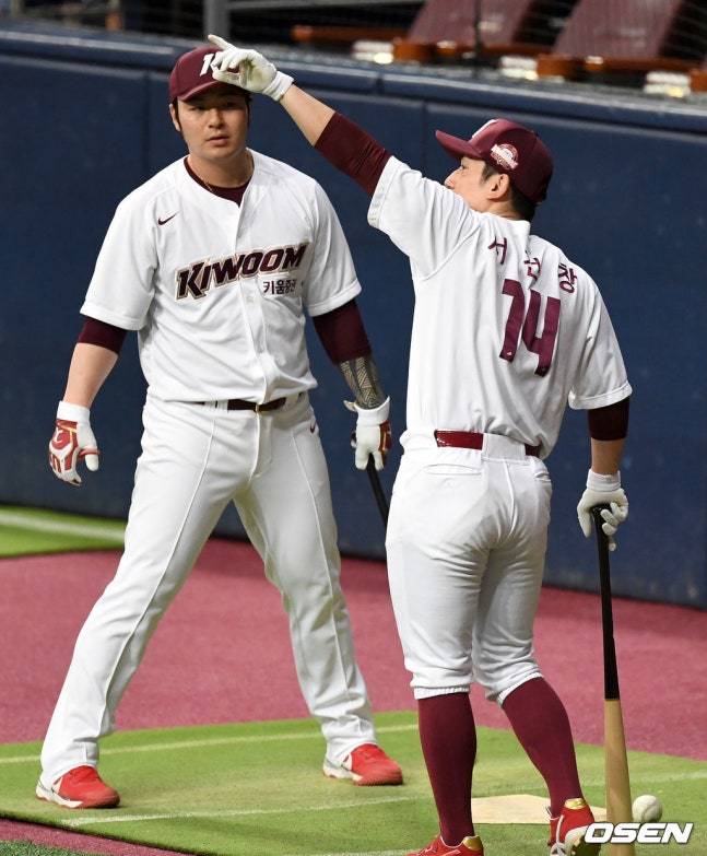 2021시즌 도중 타격에 대한 대화를 나누고 있는 박병호(왼쪽)와 서건창.