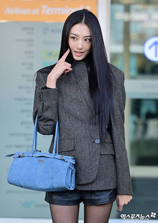 미야오 가원이 출국하고 있다.